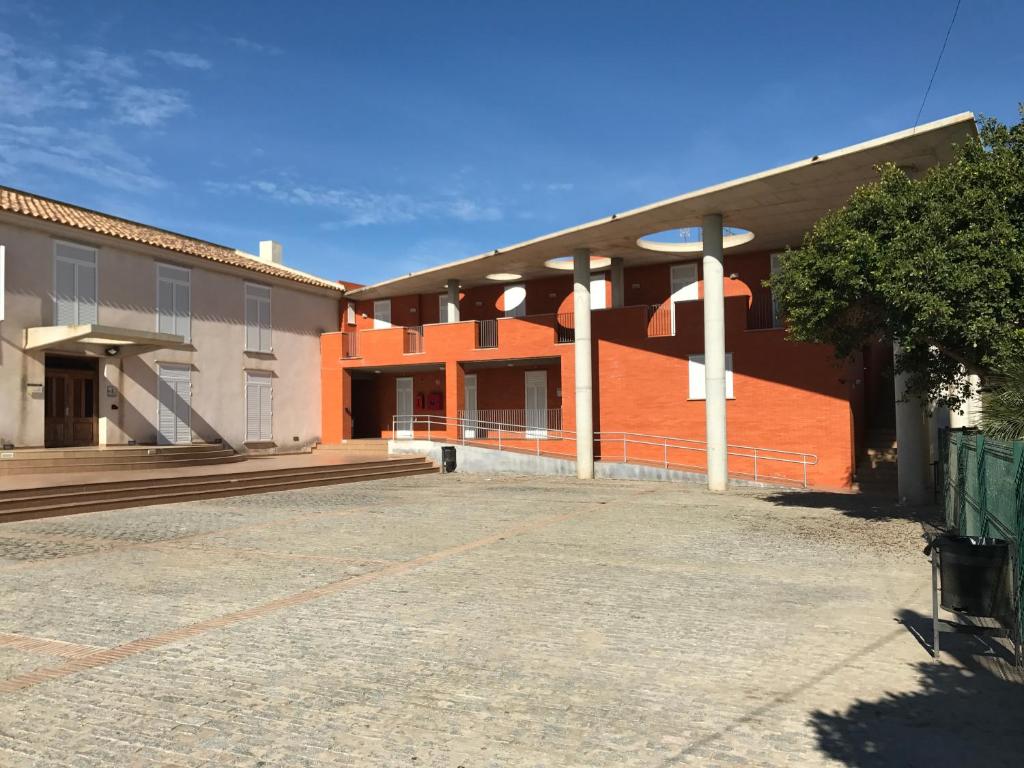 um parque de estacionamento vazio em frente a um edifício em Albergue De Puntas De Calnegre em Calnegre