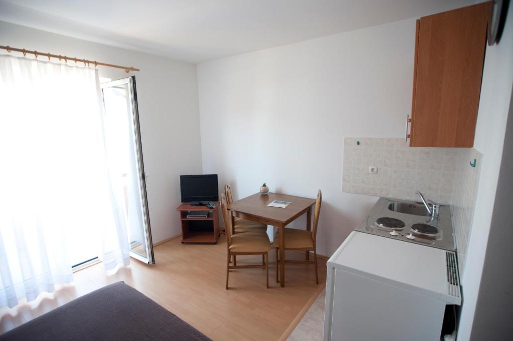 Apartments Maric with parking - 10