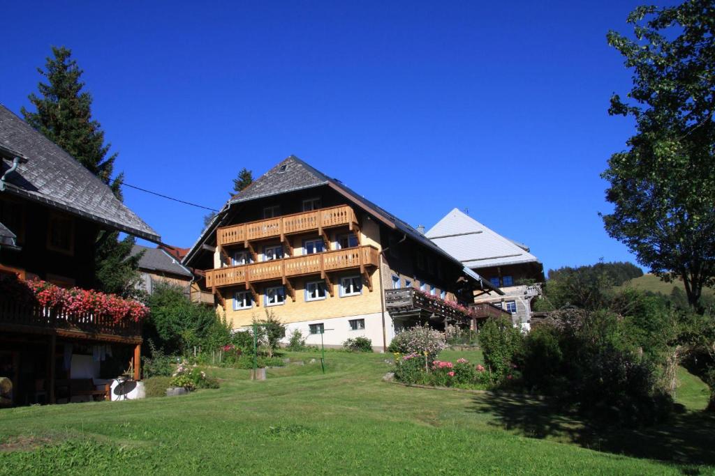 un gran edificio con balcones en un lateral en Alter-Kaiserhof en Bernau im Schwarzwald