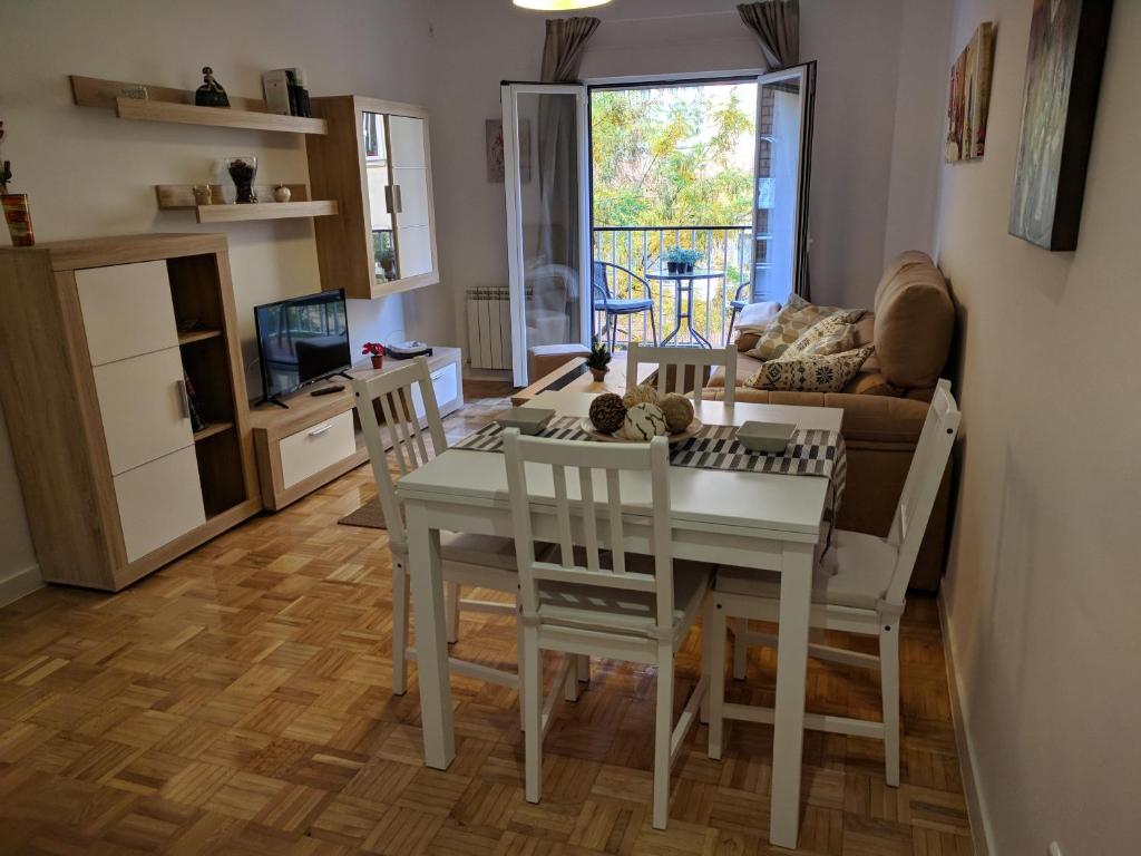 マドリードにあるGran Apartamento Cerca de Atochaのキッチン、リビングルーム(テーブル、椅子付)