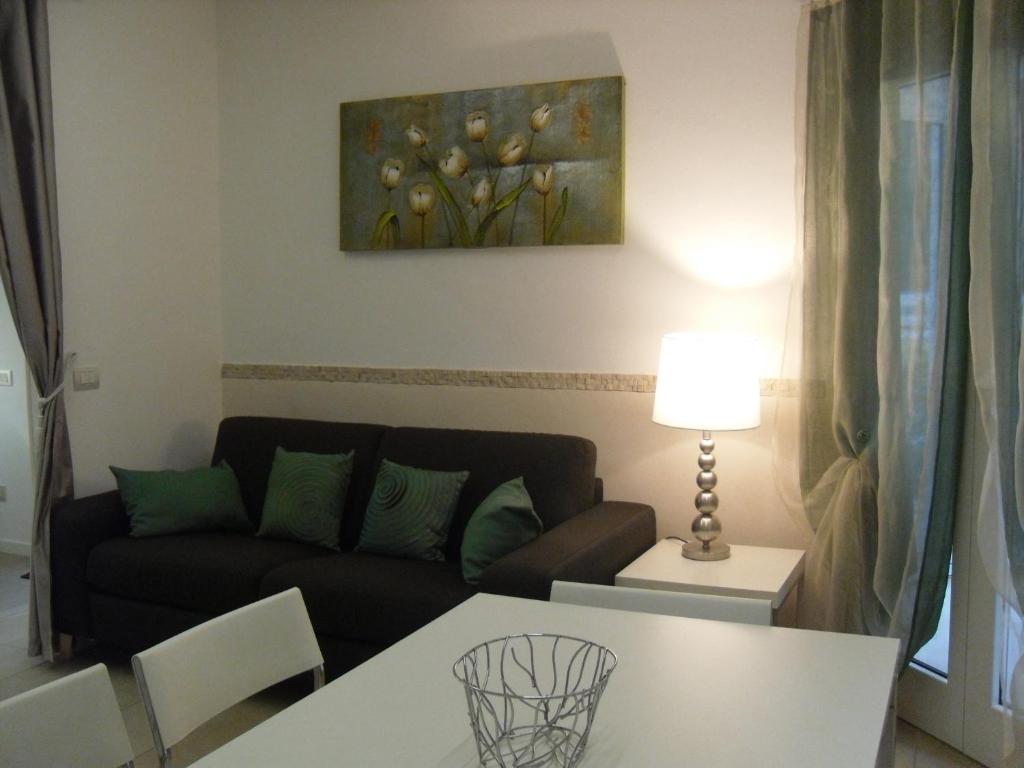 sala de estar con sofá y mesa en Villa Norma en Milano Marittima