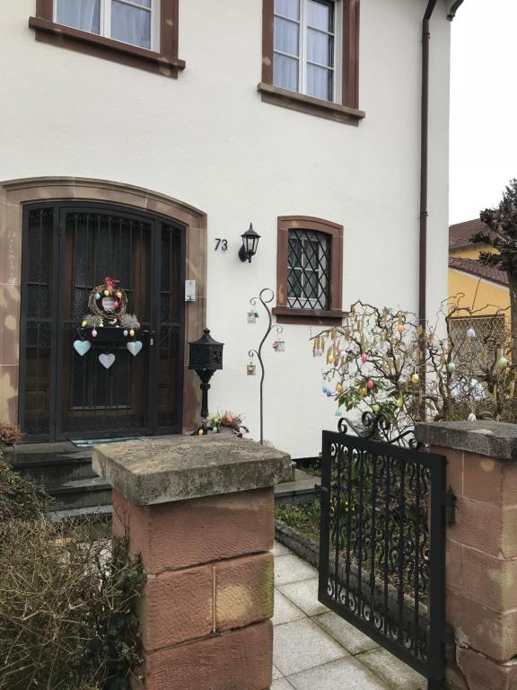 una puerta de entrada de una casa con una corona en la puerta en Home sweet Home, en Homburg
