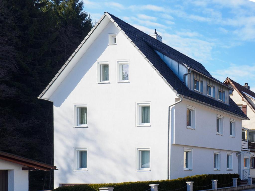 una casa bianca con tetto di gamberetti di Haus am Fluss a Baiersbronn