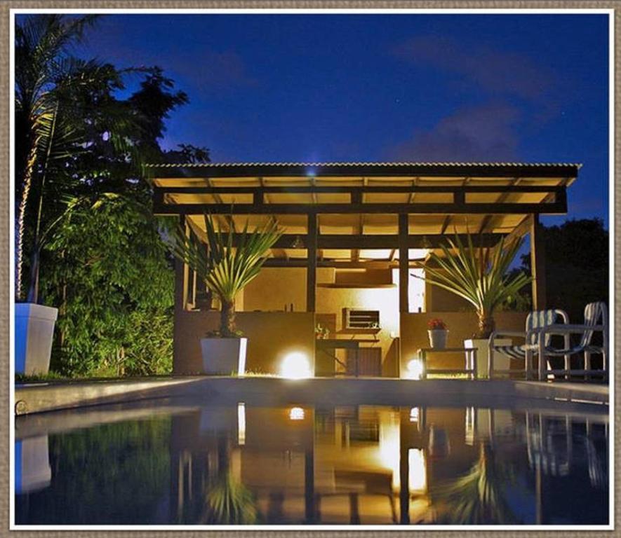 una piscina con pérgola junto a una casa en Quinta do Moçambique, en Florianópolis