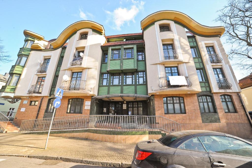 ソポトにあるApartamenty Haffnera by Grand Apartmentsの車が停まった建物