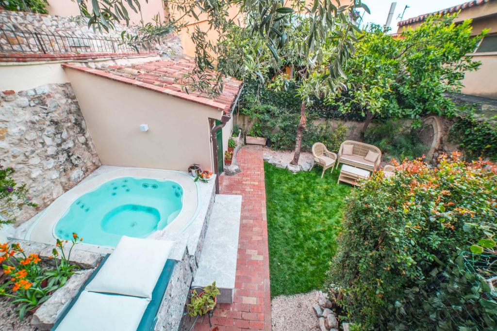 vistas a un patio trasero con bañera de hidromasaje en Villa al Duomo, en Taormina