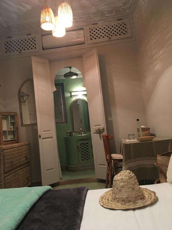 Postel nebo postele na pokoji v ubytování Riad Laly Tourisme Eclairé Le bijou de la medina
