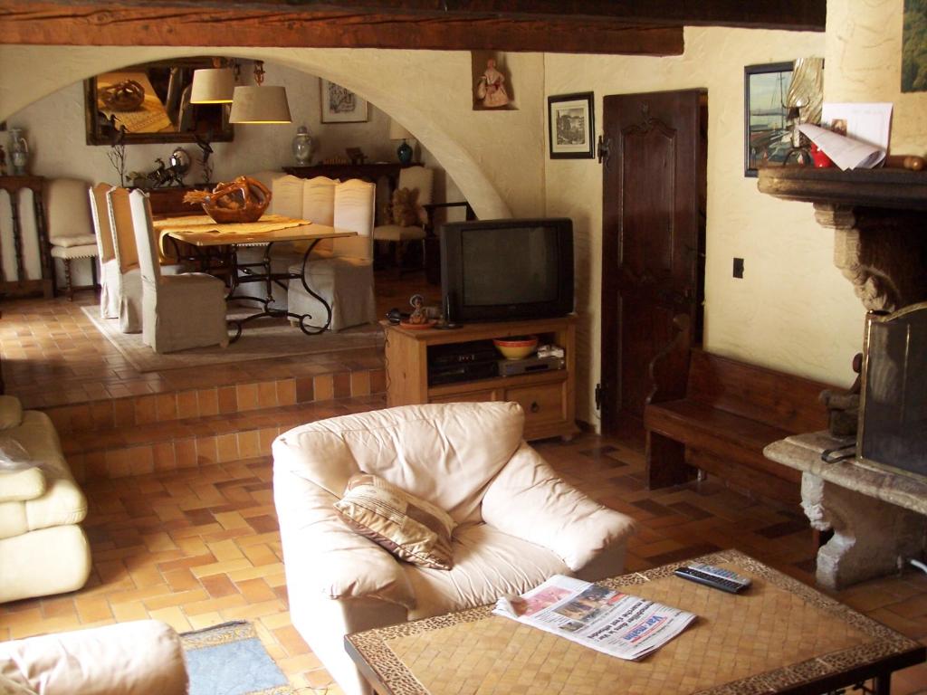TV a/nebo společenská místnost v ubytování La Pierrerie