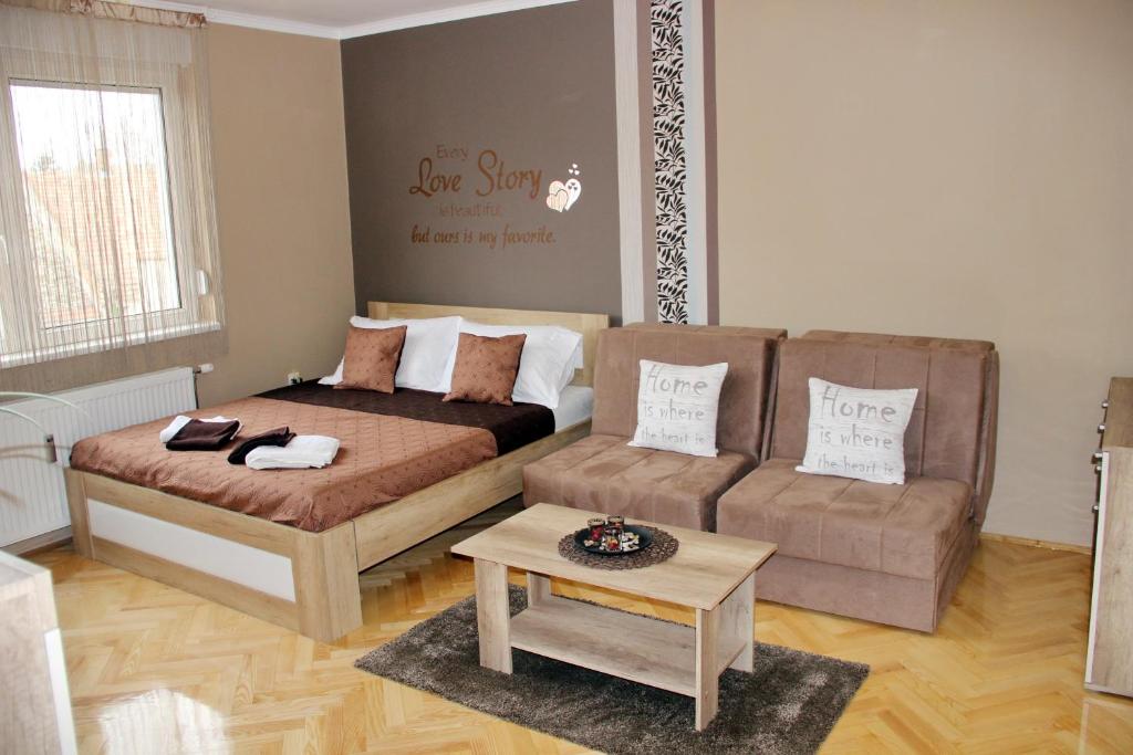 茲雷尼亞寧的住宿－Apartment Cherry，带沙发、沙发和桌子的客厅