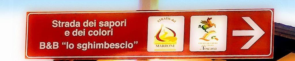 una señal roja con tres signos diferentes. en Lo Sghimbescio, en Marradi