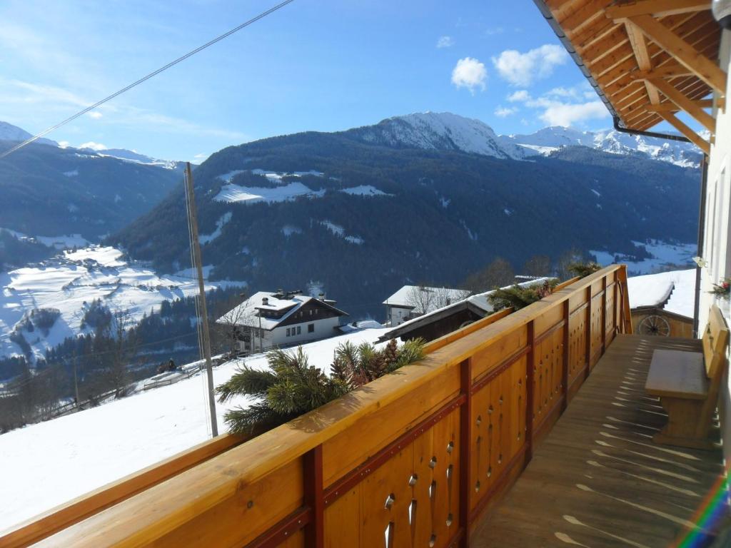 A general mountain view or a mountain view taken from az apartmanhoteleket