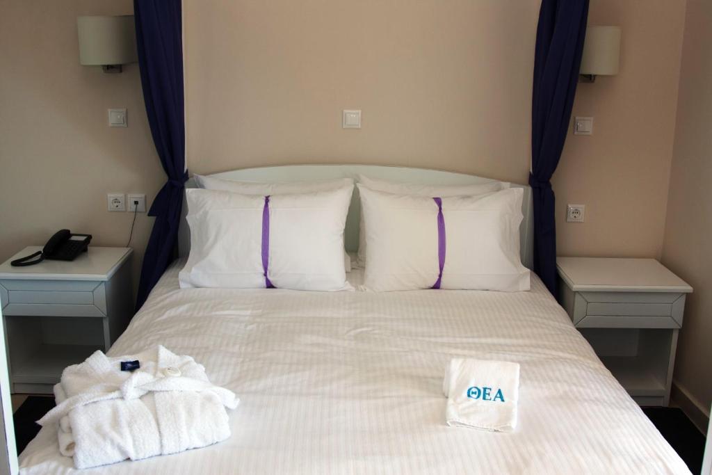 Postel nebo postele na pokoji v ubytování Thea Hotel - Studios & Suites