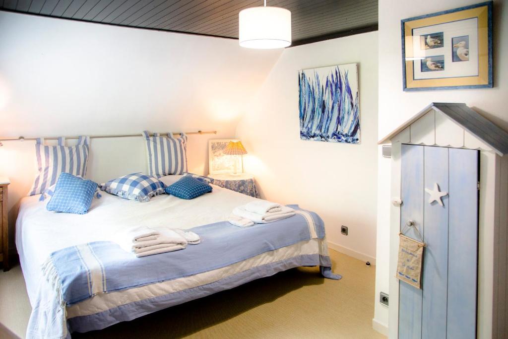 Una cama o camas en una habitaci&oacute;n de Le champ du Renne