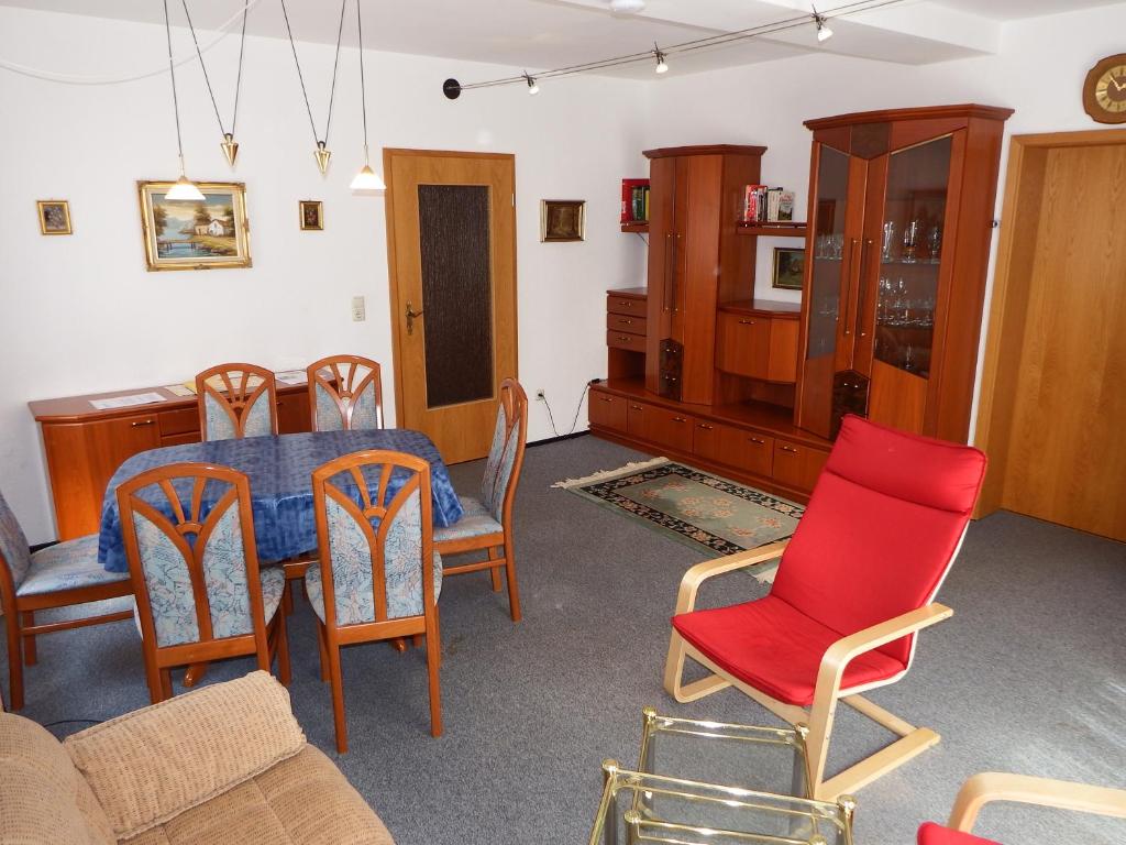 sala de estar con mesa y sillas en nette Ferienwohnung im Grünen, en Idstein