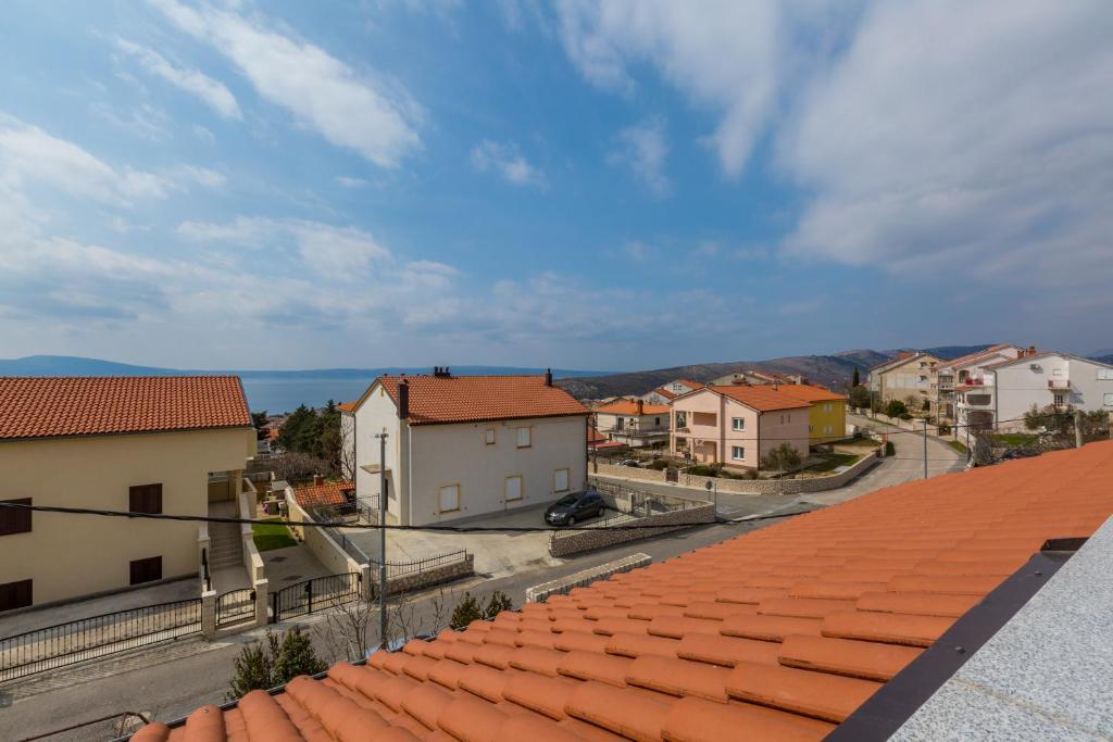 uma vista do telhado de uma cidade com casas em Apartments Svetić em Novi Vinodolski