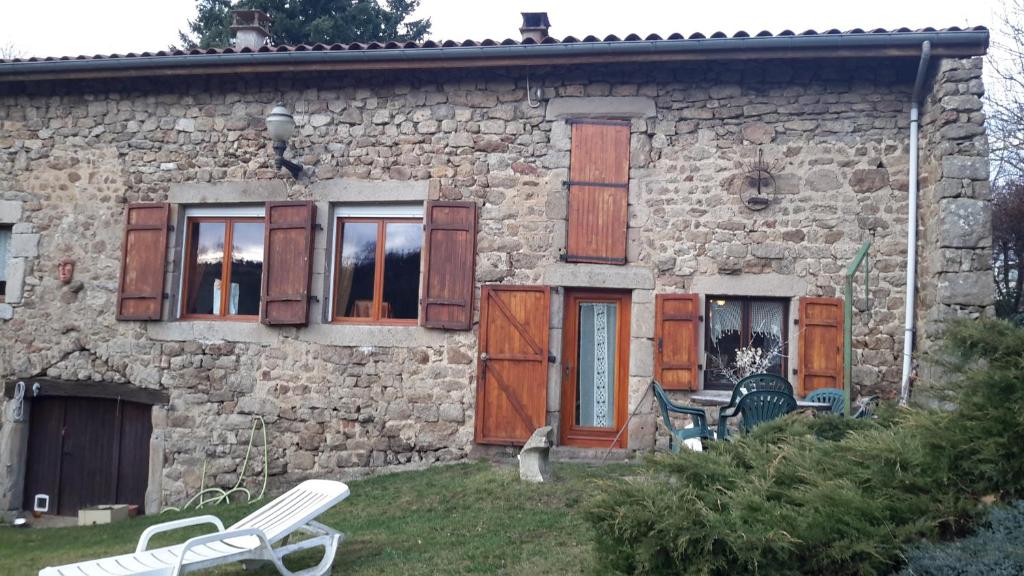 Casa de piedra con puertas y ventanas de madera en La bergerie St Didier en Velay 43140 en Saint-Didier-en-Velay