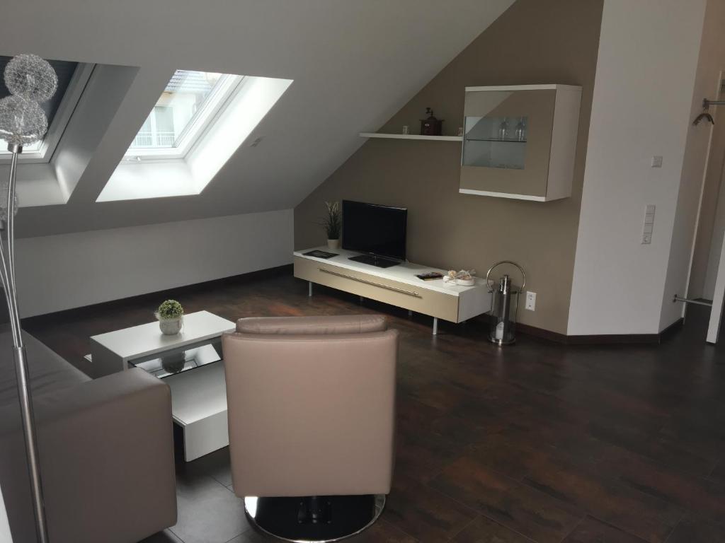 uma sala de estar com um sofá e uma televisão em Golf Appartement 2.11 Hebelhof em Bad Bellingen