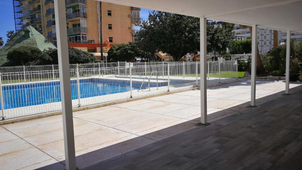 Basen w obiekcie Benalmadena ,apartamento-Estudio primera Línea de Playa lub w pobliżu