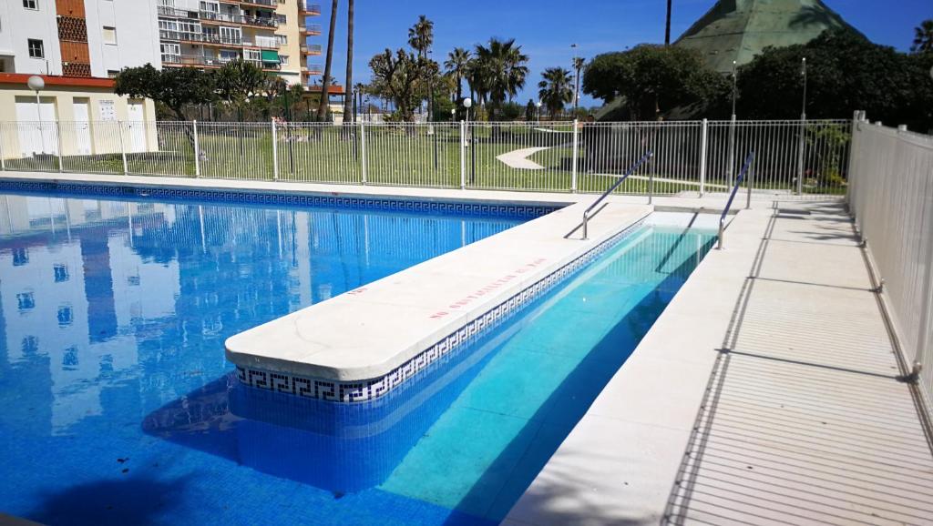 Basen w obiekcie Benalmadena ,apartamento-Estudio primera Línea de Playa lub w pobliżu