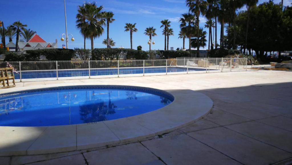Basen w obiekcie Benalmadena ,apartamento-Estudio primera Línea de Playa lub w pobliżu