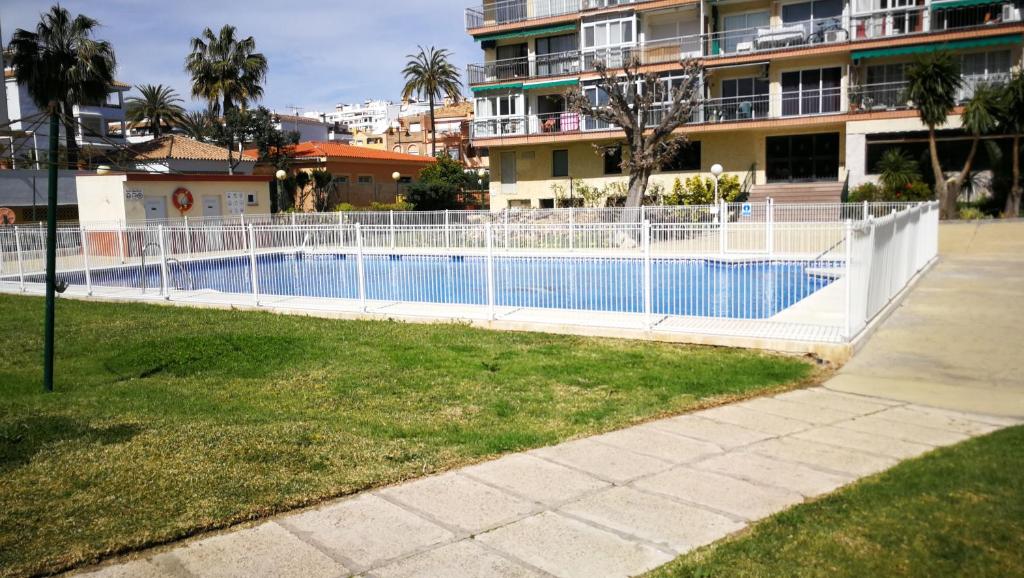 Basen w obiekcie Benalmadena ,apartamento-Estudio primera Línea de Playa lub w pobliżu