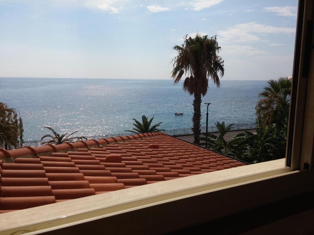 a view of the ocean from a roof at Akron B&B in SantʼAlessio Siculo
