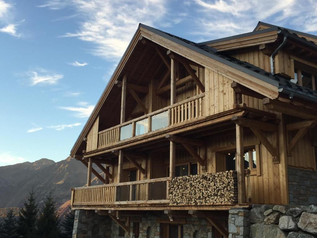 Casa de madera grande con balcón grande en Chalet Lodge Oberig Exclusive en Villard-Reculas