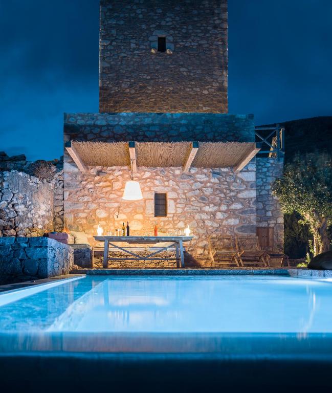 Bazén v ubytování Tainaron Blue Retreat nebo v jeho okolí