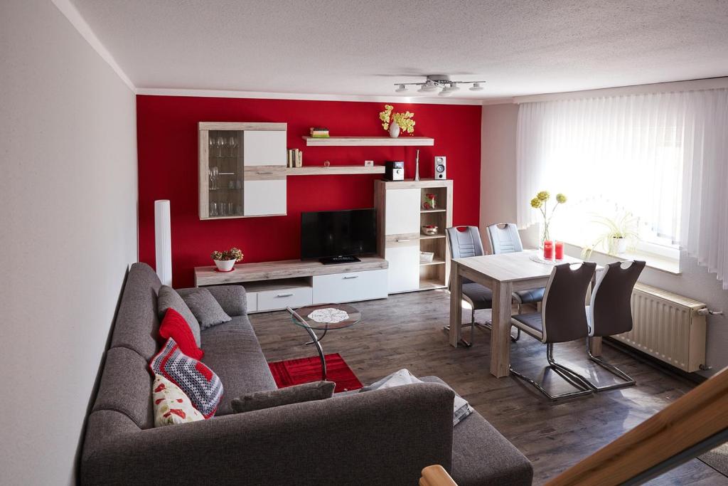 una sala de estar con un sofá y una mesa en Ferienhaus Carola, en Lübben