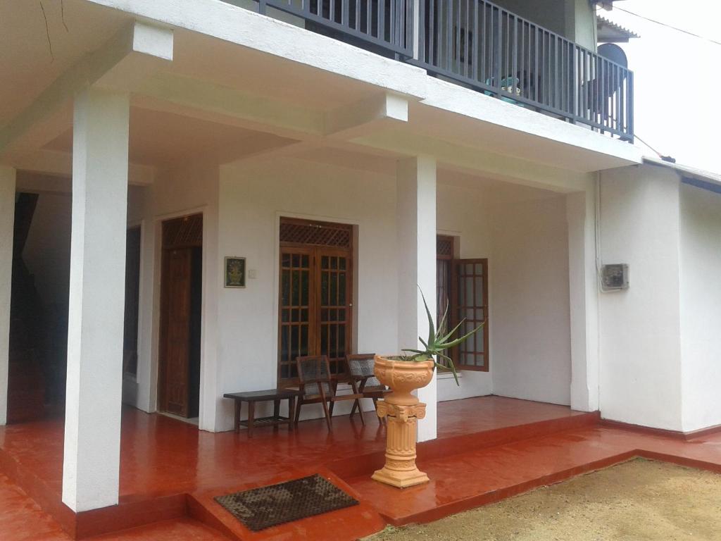 ein Zimmer mit einer Vase in der Mitte eines Gebäudes in der Unterkunft Didula Holiday Resort in Anuradhapura