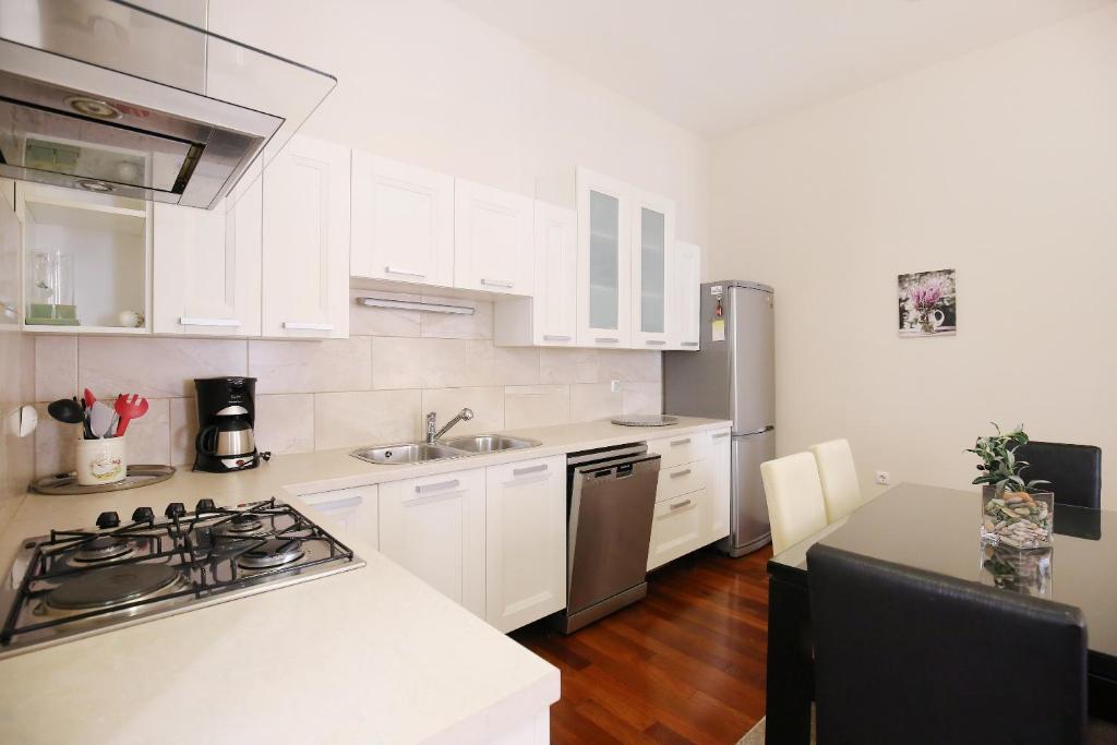 Kuchyňa alebo kuchynka v ubytovaní SeaFront Beach Apartment - DIRECTLY AT THE BEACH