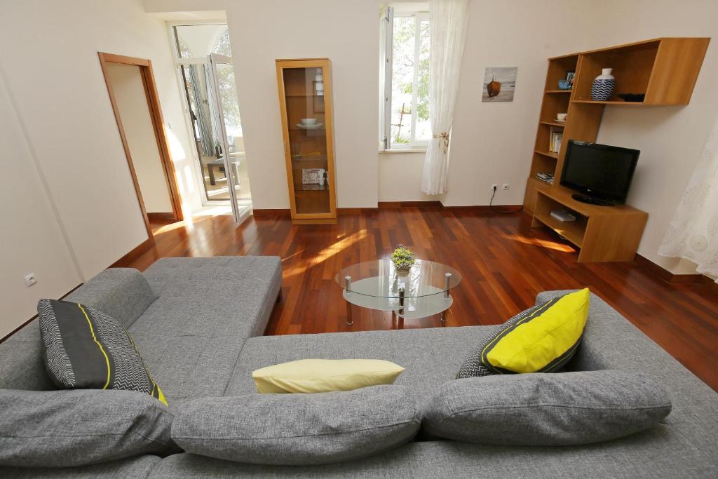 Televízia a/alebo spoločenská miestnosť v ubytovaní SeaFront Beach Apartment - DIRECTLY AT THE BEACH