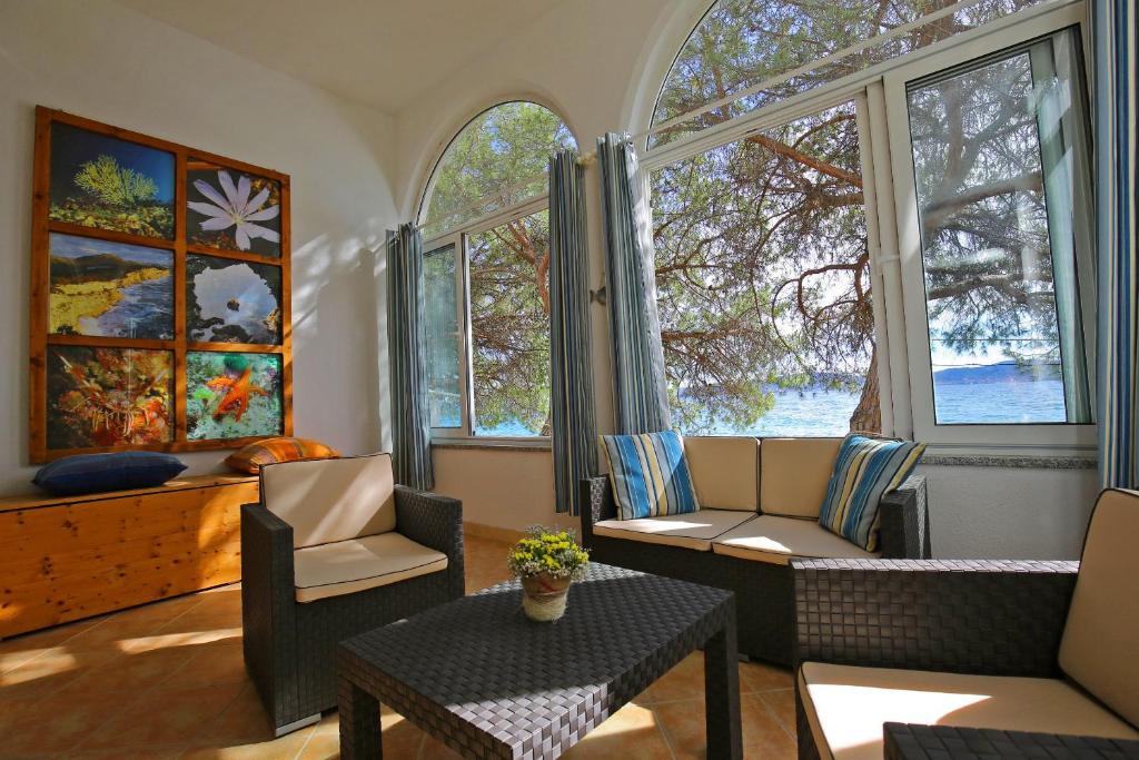Posedenie v ubytovaní SeaFront Beach Apartment - DIRECTLY AT THE BEACH