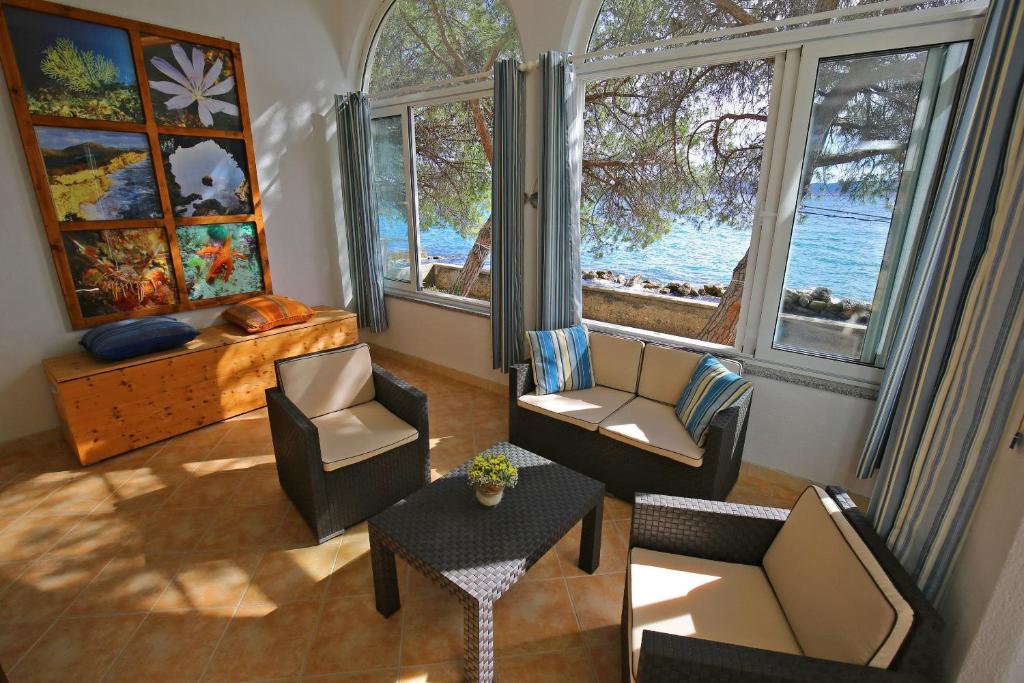 Posedenie v ubytovaní SeaFront Beach Apartment - DIRECTLY AT THE BEACH