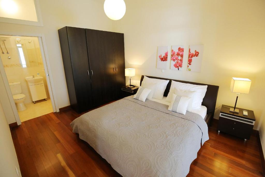 Posteľ alebo postele v izbe v ubytovaní SeaFront Beach Apartment - DIRECTLY AT THE BEACH