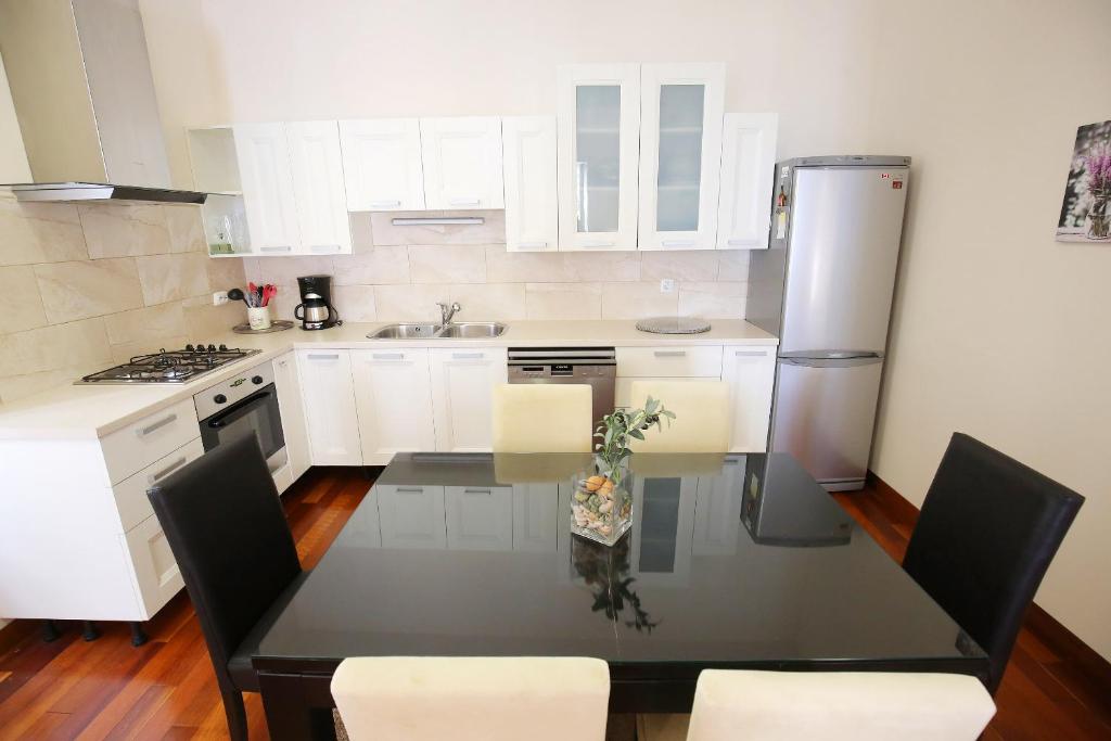 Kuchyňa alebo kuchynka v ubytovaní SeaFront Beach Apartment - DIRECTLY AT THE BEACH