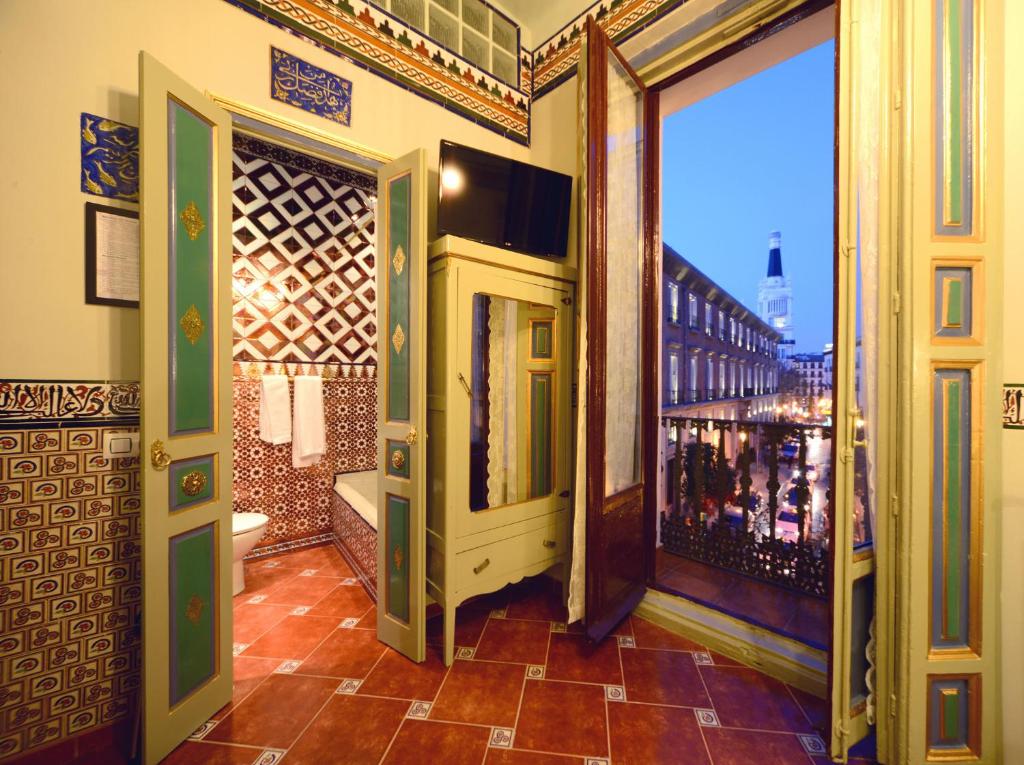 eine offene Tür zu einem Balkon mit Stadtblick in der Unterkunft Hostal Horizonte in Madrid