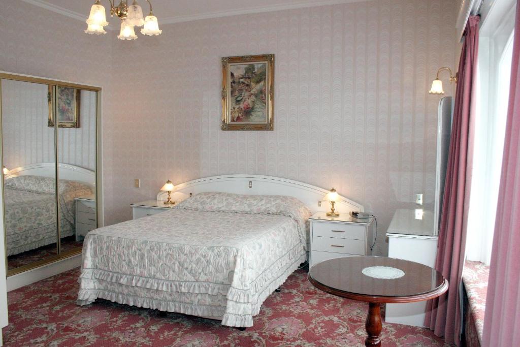 Postel nebo postele na pokoji v ubytování Motel Mayfair on Cavell