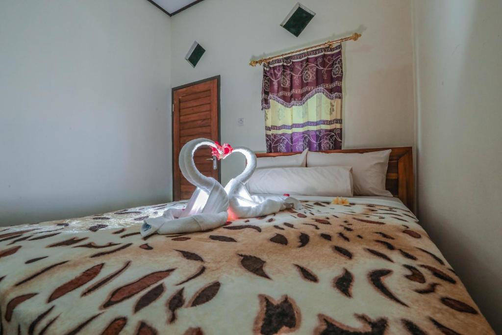 Łóżko lub łóżka w pokoju w obiekcie Putu Lembongan Lodge