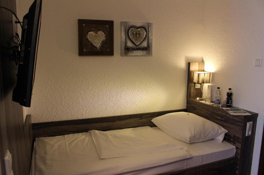 Postel nebo postele na pokoji v ubytování stadthotel miya