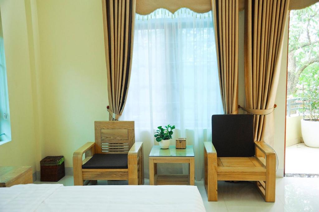Hoang Giang Homestay - Sala Familiar Con Vista A La Montaña