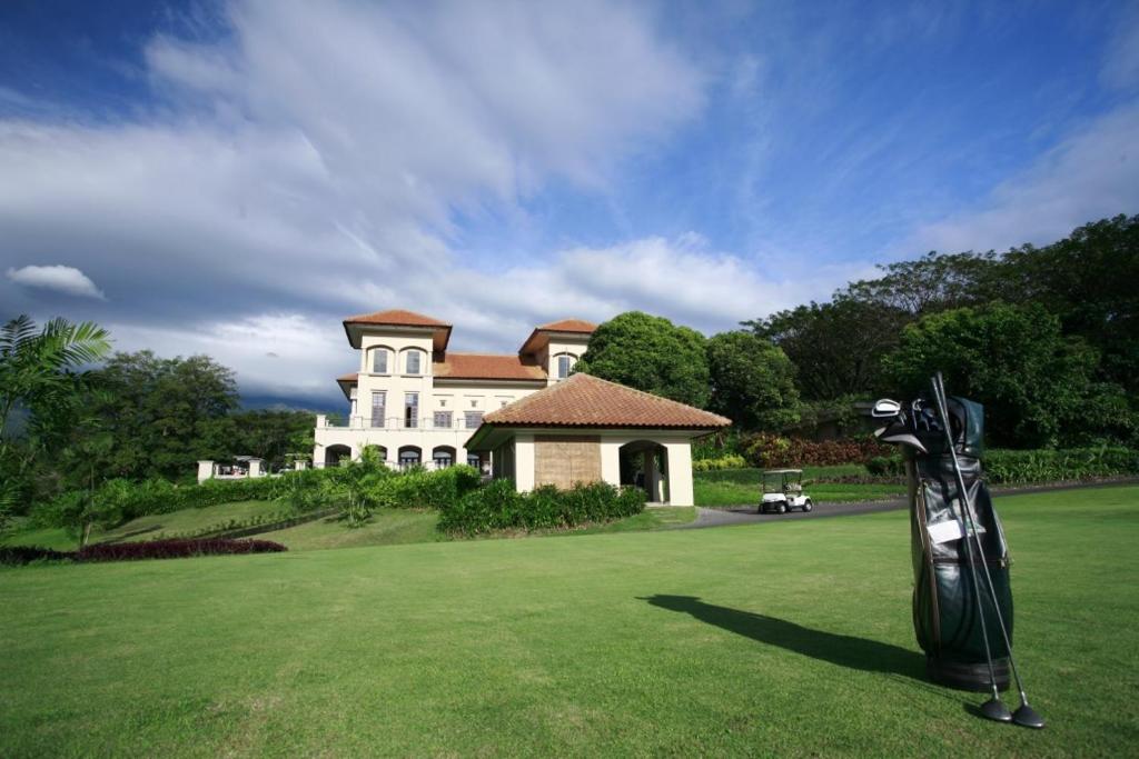 Golf v rezortu nebo okolí