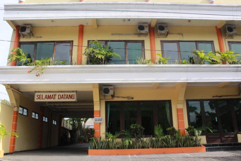 een gebouw met een bord waarop staat "stand island dancing" bij Hotel Ronggolawe in Cepu