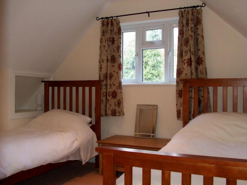 ペインズウィックにあるTibbiwell Lodgeのベッドルーム1室(ベッド2台、窓付)