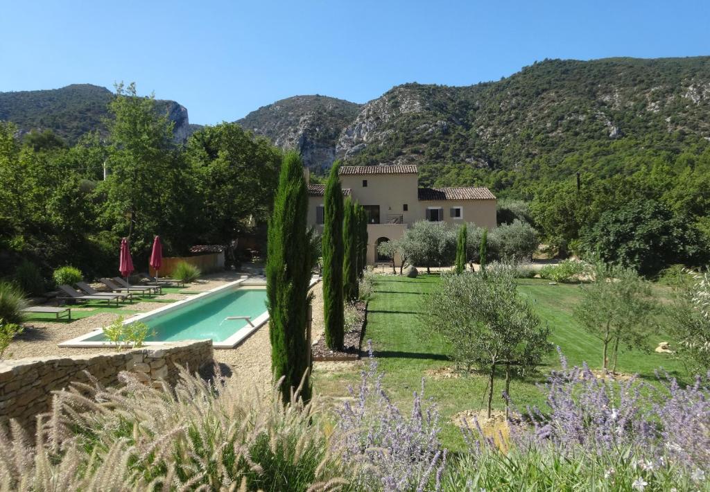 Villa con piscina y montañas de fondo en L'arcadie Du Souleyan en Oppède