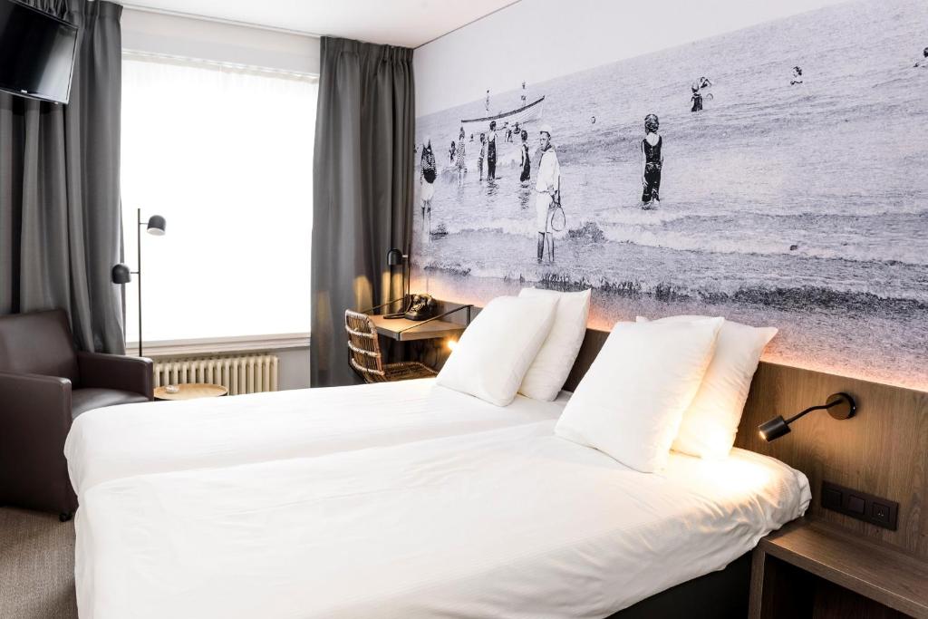 Habitación de hotel con cama y foto de playa en Hotel Albert Plage, en Knokke-Heist
