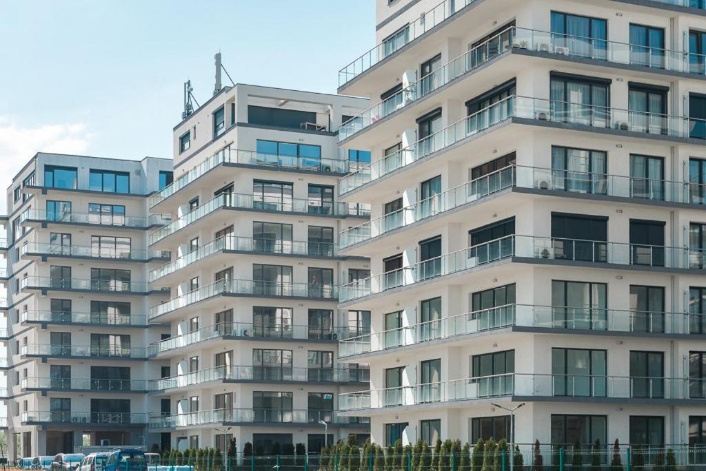ママイアにあるSea Breeze Apartments Mamaia Nord De Silvaのバルコニー付きの広いアパートメントです。