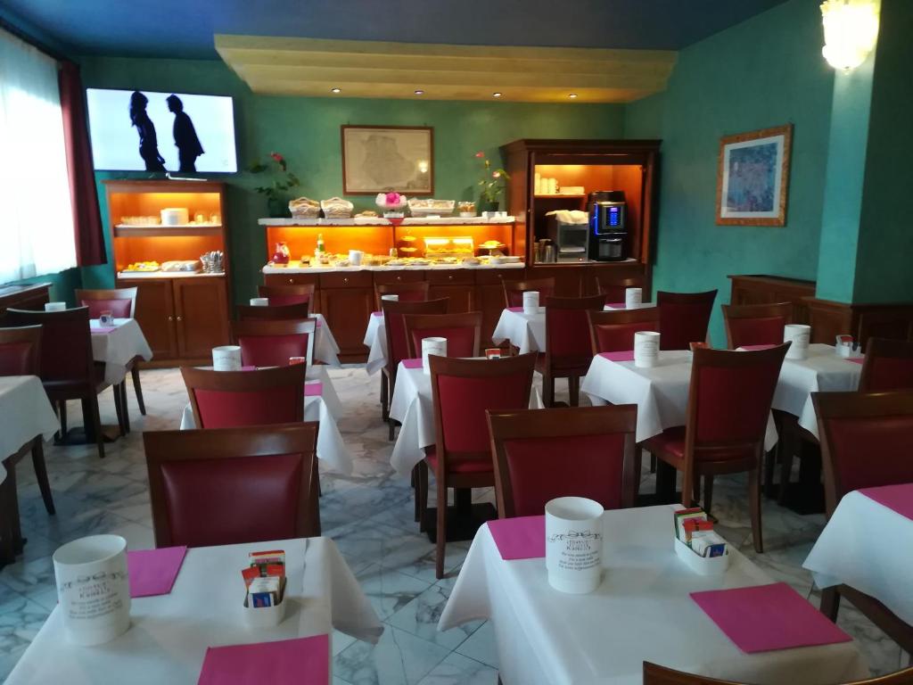 A restaurant or other place to eat at Hotel Abacus