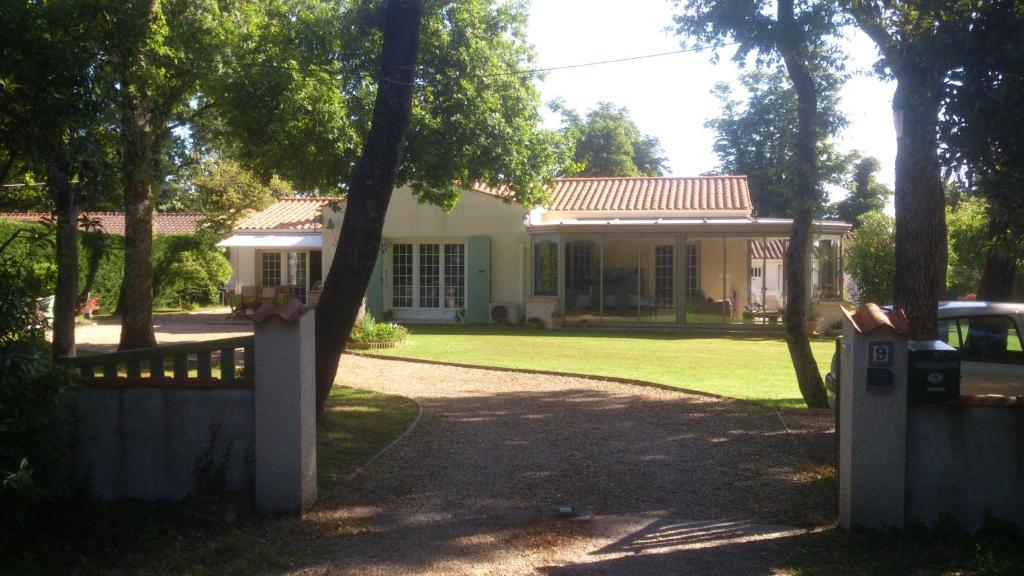 une maison avec une clôture devant elle dans l'établissement Studio, à Dolus-d'Oléron