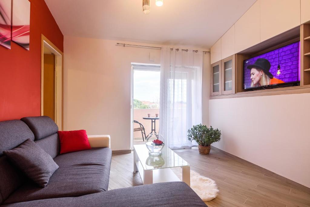 Televízia a/alebo spoločenská miestnosť v ubytovaní Apartmani Judita